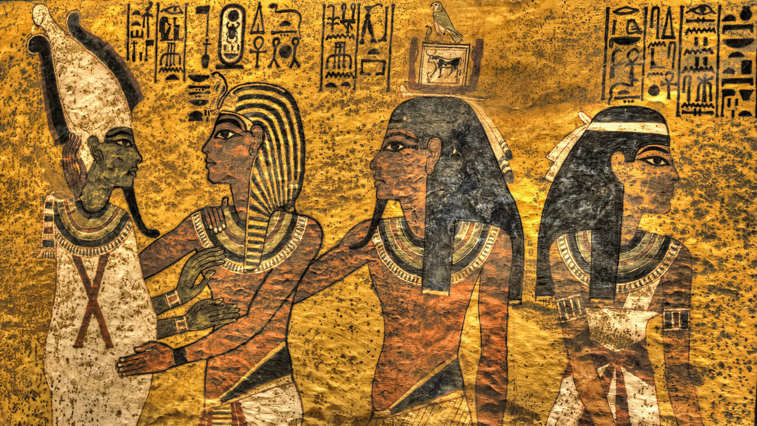 Hallan un tesoro con numerosos objetos bajo las pirámides egipcias