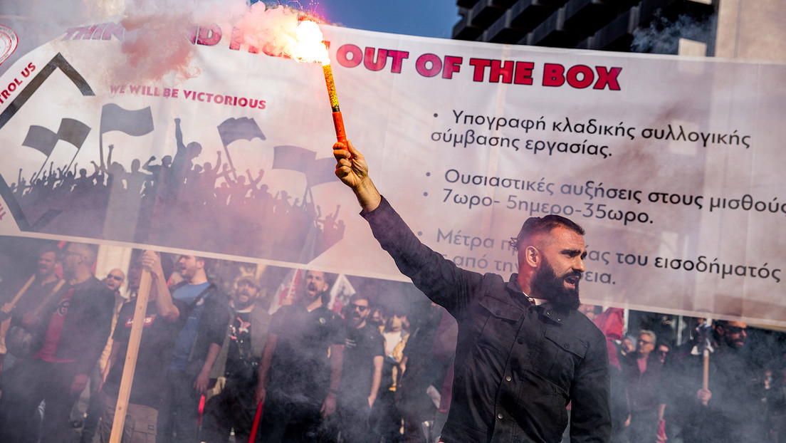 Miles de trabajadores griegos protestan por la "sofocante" inflación (VIDEOS)