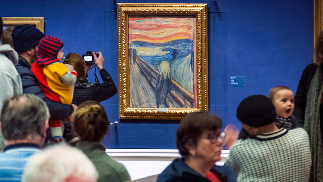 VIDEO: Dos activistas ecologistas intentan pegarse al marco del cuadro 'El grito', de Edvard Munch