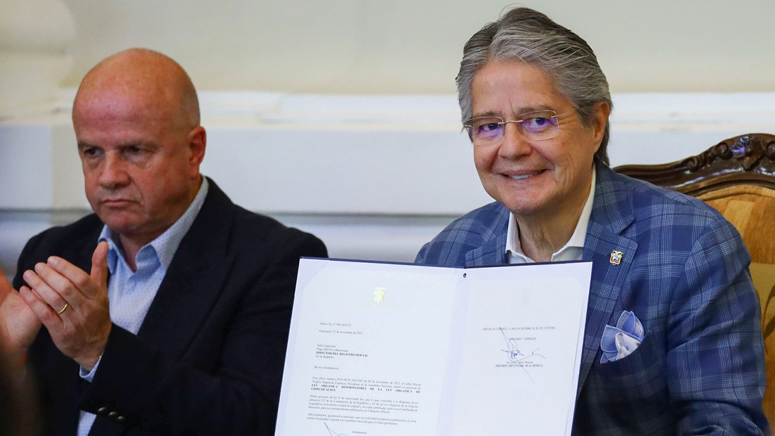 Lasso firma nueva Ley de Comunicación y dice que servirá en la lucha contra "narcopolíticos" en Ecuador