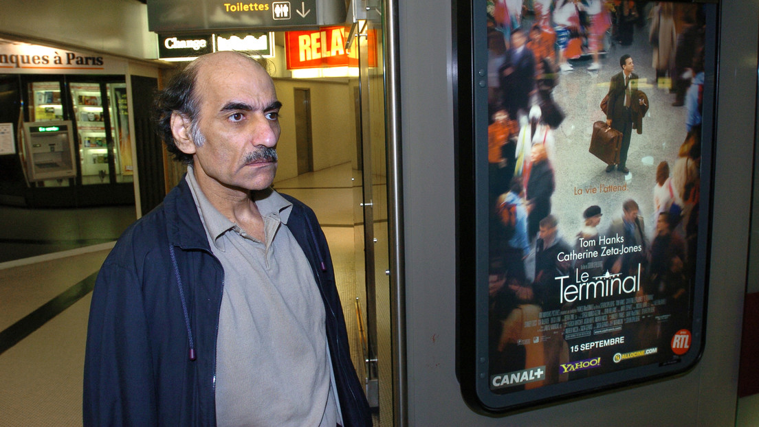 Muere en el aeropuerto de París el refugiado que inspiró la película 'La Terminal' de Spielberg