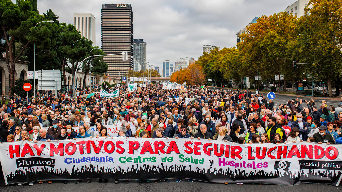 Miles de personas protestan en Madrid contra el plan sanitario de las autoridades