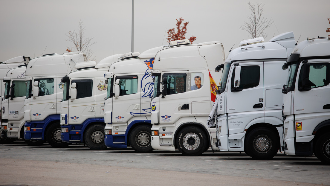 Paro indefinido de los transportistas en España por el alza de los precios