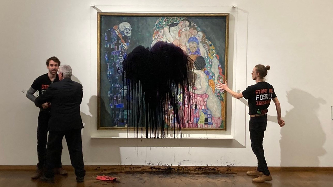 Ecoactivistas vierten un líquido negro sobre la pintura 'Muerte y vida' de Gustav Klimt (VIDEO)