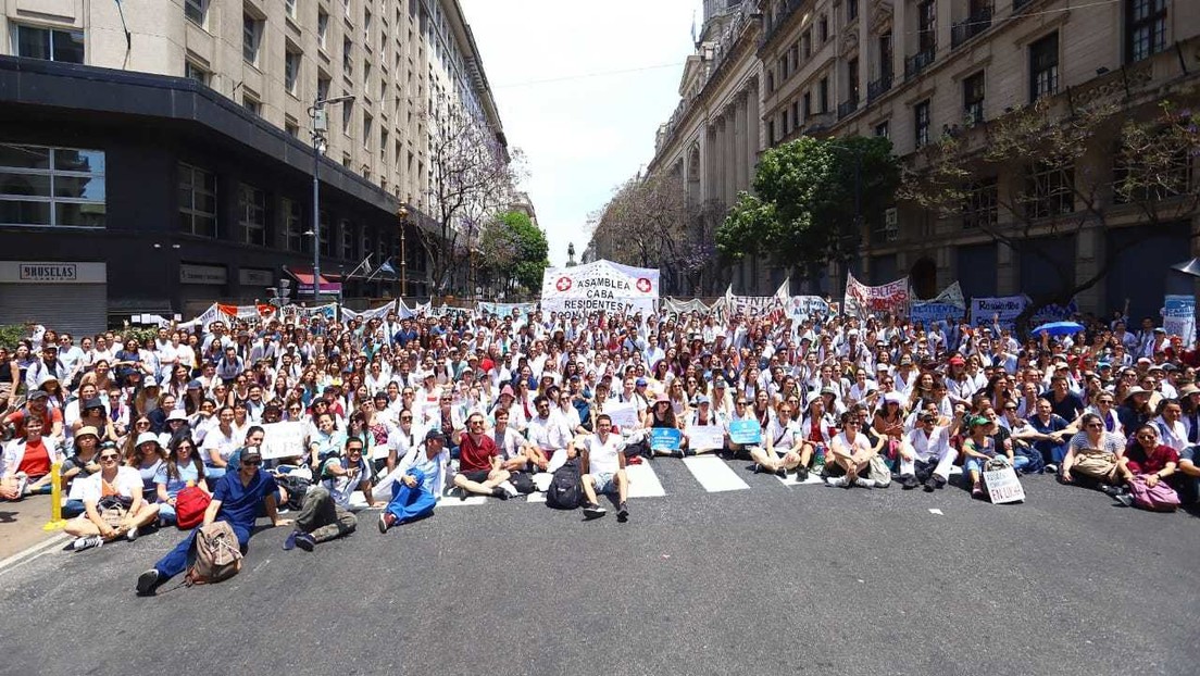 Por qué crecen las históricas protestas de médicos en Argentina y se anuncia un paro este jueves