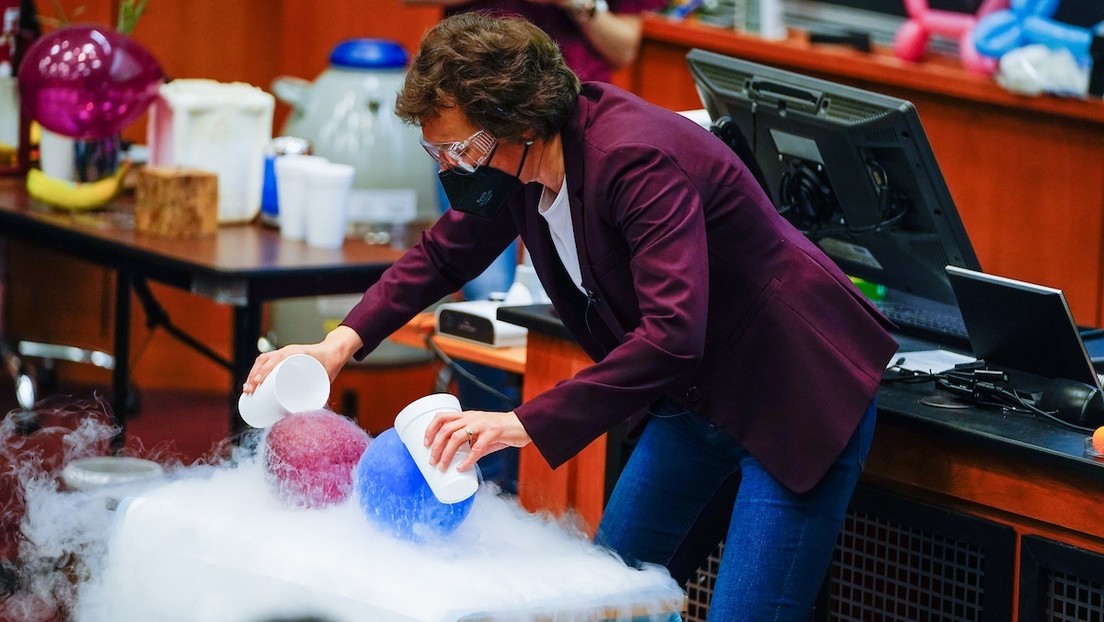 Una profesora de física se convierte en estrella de TikTok gracias a sus experimentos