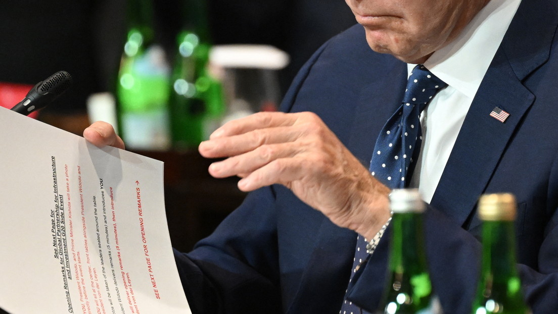 Biden es sorprendido en el G20 con una nota que le indica cuándo y cómo actuar