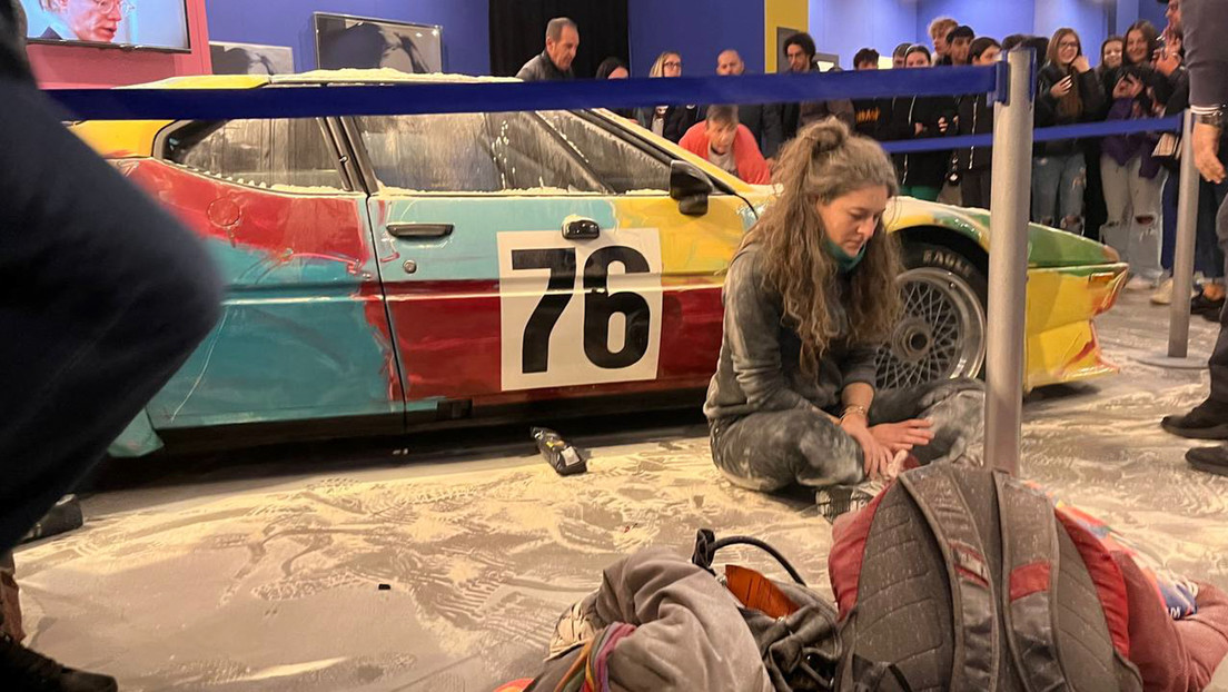 VIDEO: Ecoactivistas bombardean con 8 kilos de harina el coche pintado por Andy Warhol en la exposición de arte de Milán