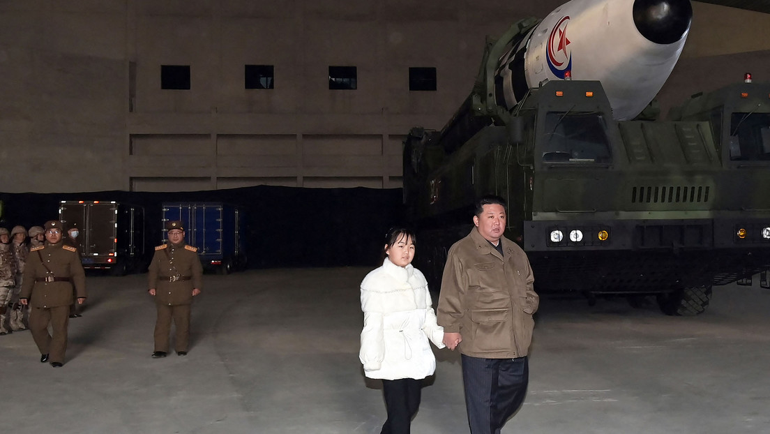 Kim Jong-un muestra por primera vez a su hija durante el lanzamiento de un misil balístico intercontinental (FOTOS)