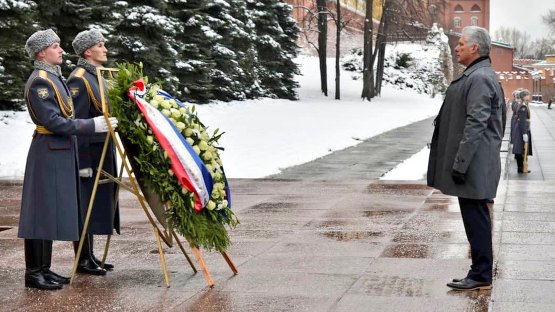 Díaz-Canel deposita una ofrenda floral en la Tumba del Soldado Desconocido en Moscú