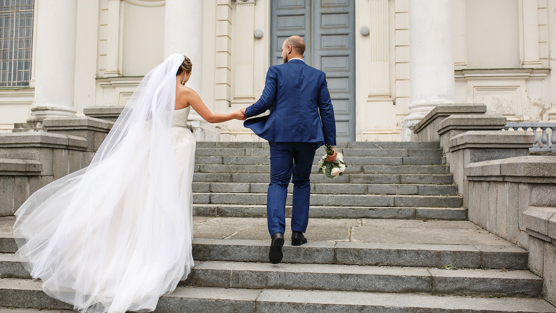 Diputados italianos proponen dar hasta 20.000 euros a las parejas que se casen por la iglesia