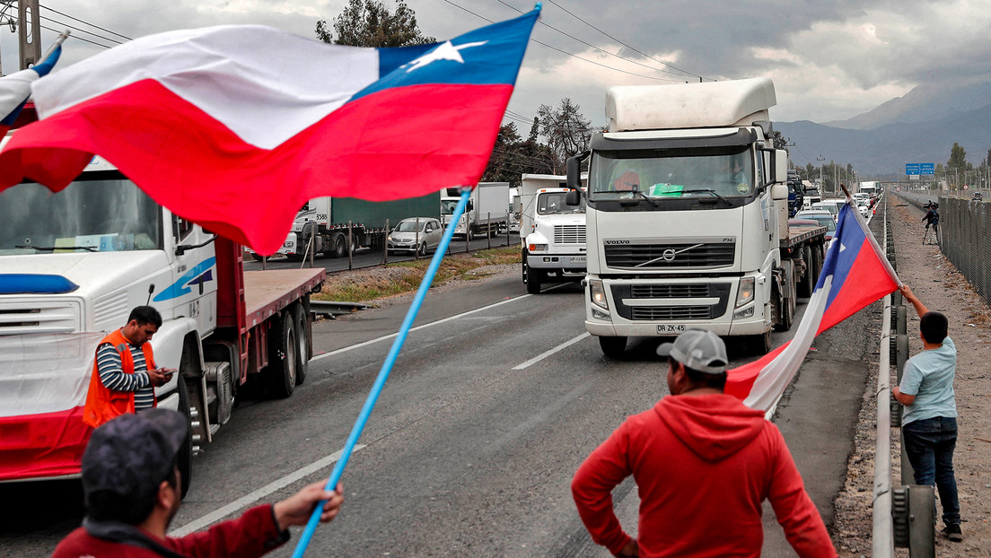 Camioneros chilenos bloquean carreteras en protesta por el alza del combustible y la inseguridad