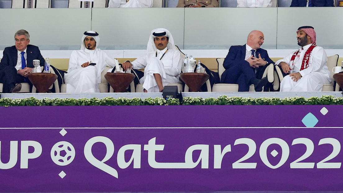 Indignación por una foto de Infantino y el príncipe heredero saudí riendo en la inauguración del Mundial