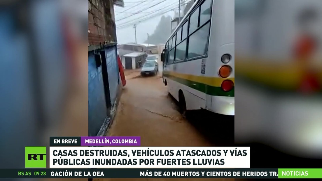 Casas destruidas, vehículos atascados y vías públicas inundadas por fuertes lluvias en Medellín