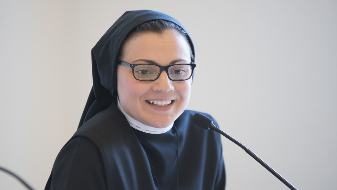 La monja que ganó el concurso 'La Voz' de Italia deja la religión y trabaja en España como camarera