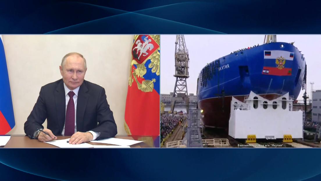 Putin presencia el izamiento de bandera en un rompehielos atómico y a la botadura de otro