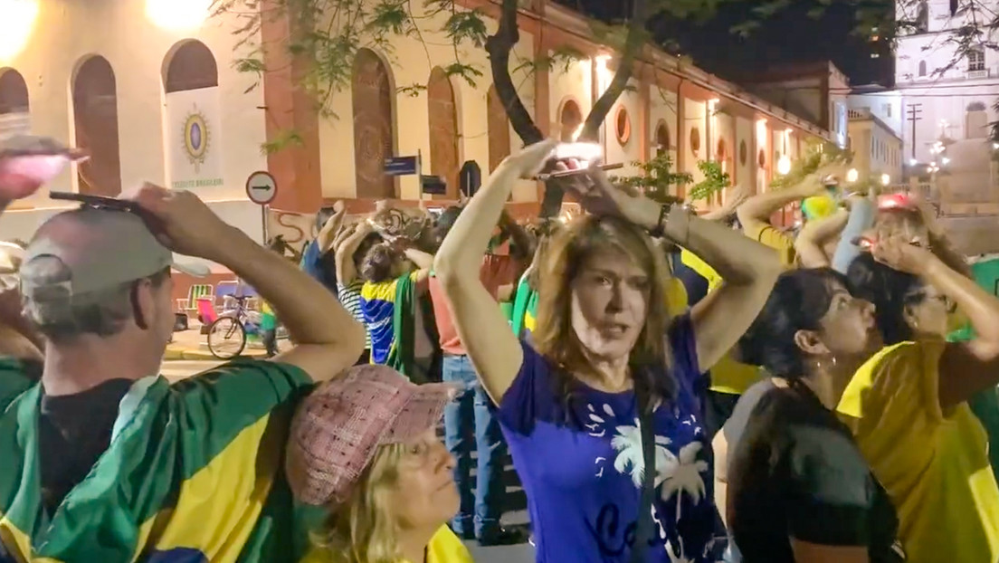Con celulares en la cabeza, bolsonaristas piden ayuda a extraterrestres tras la victoria de Lula (VIDEO)