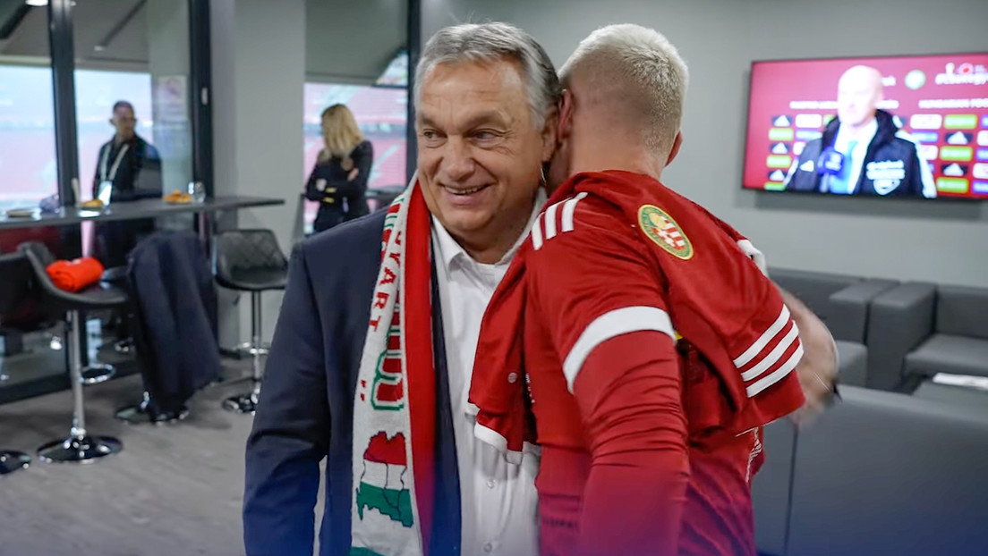 Critican a Orbán por usar una bufanda con un mapa de la 'Gran Hungría' en un partido de fútbol