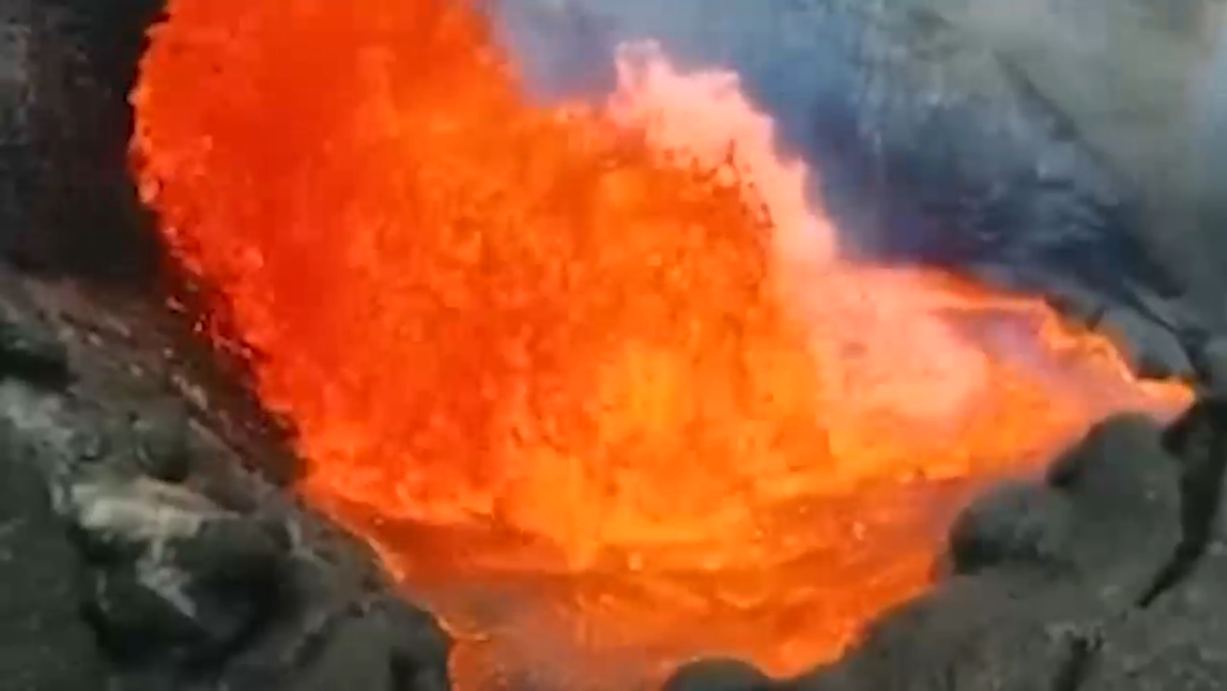 Captan la erupción de uno de los volcanes activos más grandes de la península rusa de Kamchatka