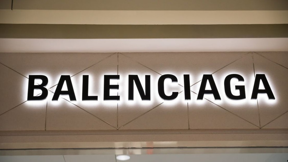 Balenciaga se disculpa por su campaña con niñas y accesorios sadomasoquistas