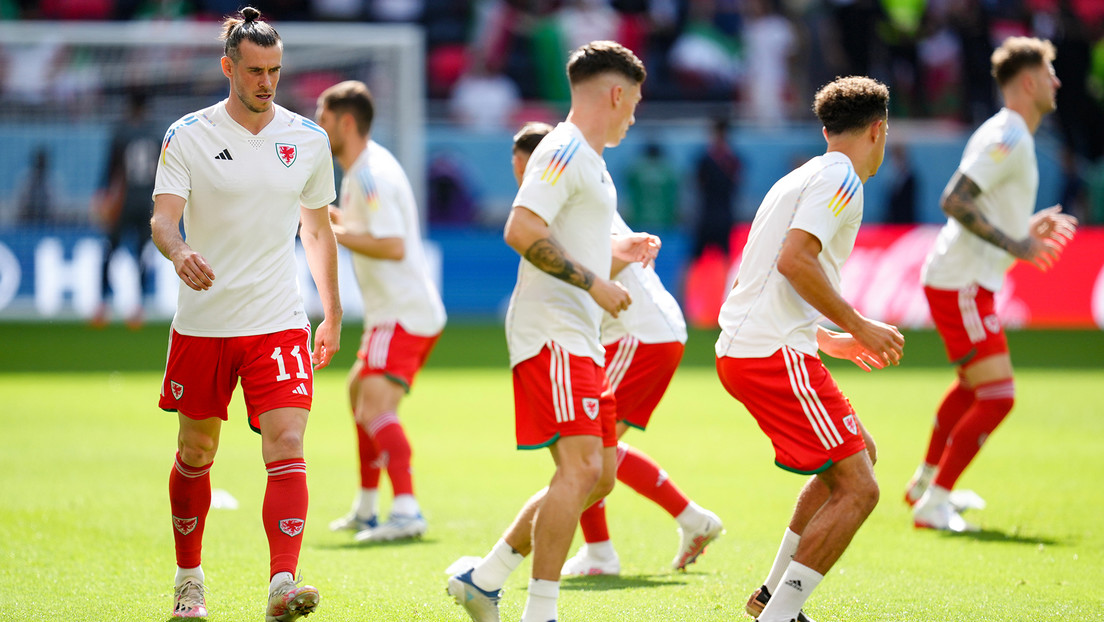 Gales desafía a la FIFA y utiliza una remera de entrenamiento con tiras multicolores