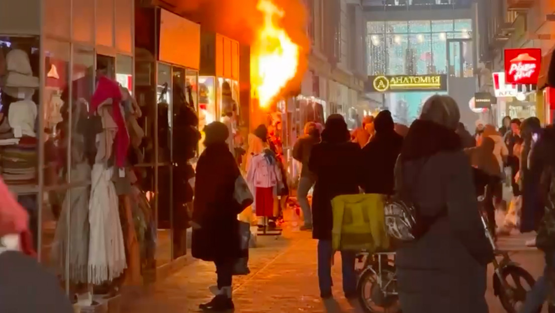 VIDEO: Un quiosco se incendia en Moscú mientras la gente sigue comprando como si nada