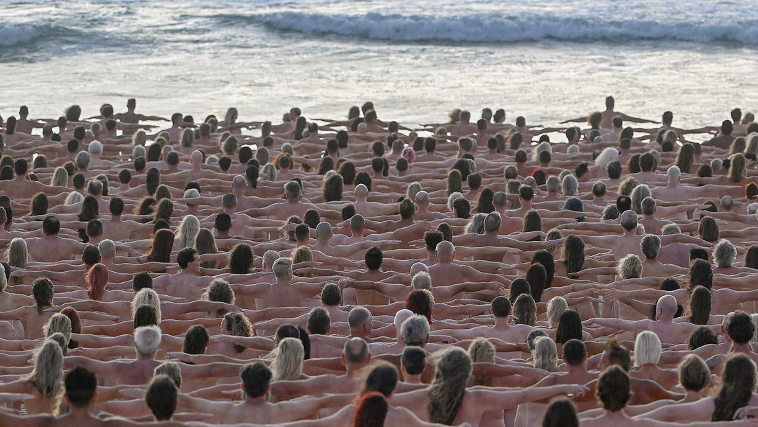 Cientos de australianos se desnudan en una playa para alertar sobre el cáncer de piel