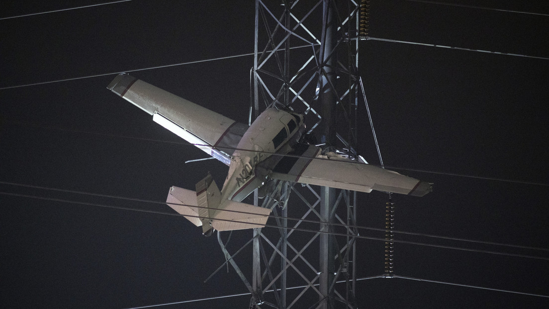 Una avioneta se estrella contra una torre eléctrica y queda atrapada en la estructura (VIDEO)