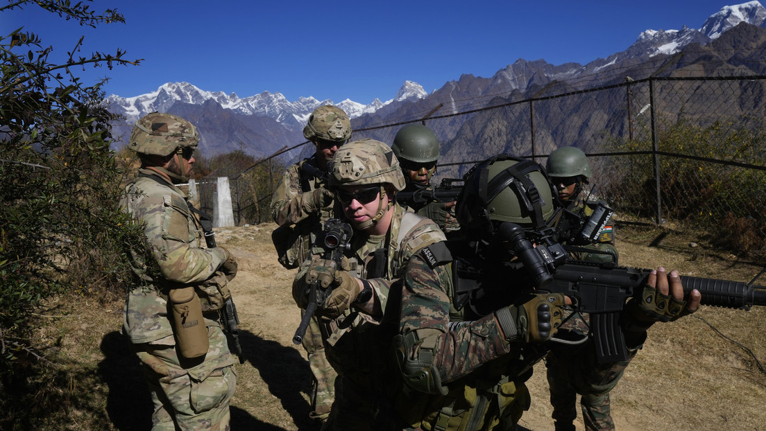 VIDEO: Ejércitos de la India y EE.UU entrenan conjuntamente en el Himalaya cerca de la frontera con China