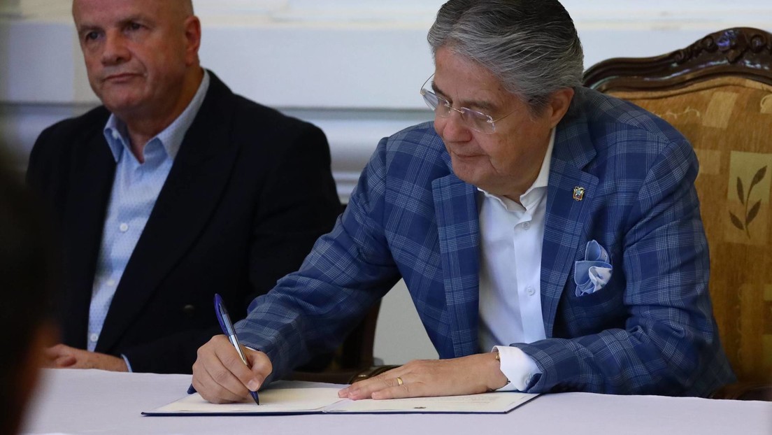 Guillermo Lasso firma el decreto que convoca a un referéndum en Ecuador