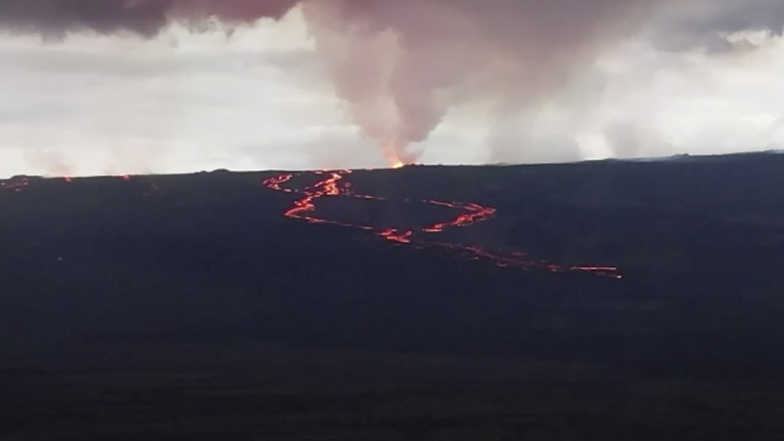 Imágenes de la erupción del volcán Mauna Loa desde un dron (VIDEO)