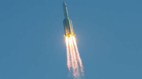 Los restos del cohete chino Long March 5B caen de manera no controlada en el océano Pacífico