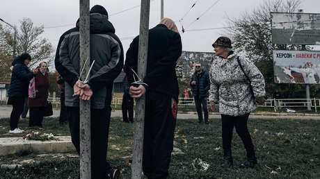 FOTO: Personas atadas a postes en Jersón tras la entrada de las tropas ucranianas