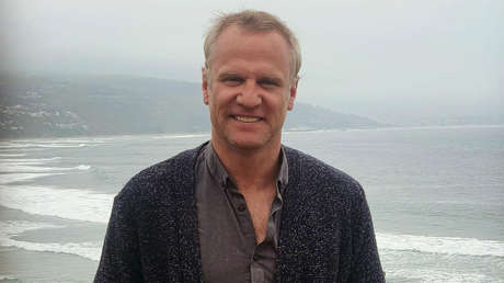 Senador chileno hace una "reflexión" tras las reacciones a un video suyo con una modelo transexual