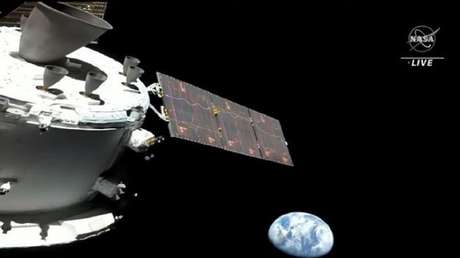 La nave espacial Orion se toma una 'selfie' con la Tierra de fondo en su trayecto a la Luna