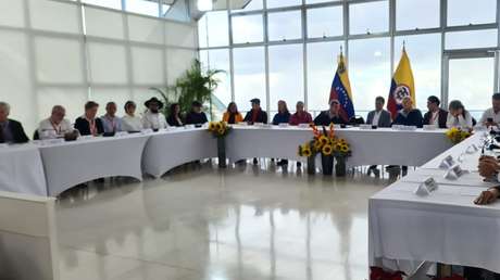 Foto histórica: así comienzan en Caracas los diálogos de paz entre el Gobierno de Colombia y el ELN