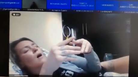 Suspenden a la jueza colombiana que asistió a una audiencia virtual semidesnuda y fumando