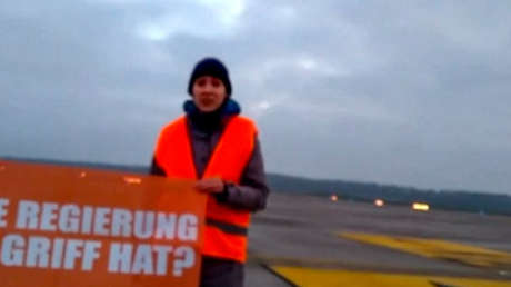 Ecoactivistas bloquean una pista de aterrizaje en un aeropuerto de Berlín