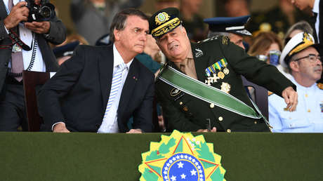 Bolsonaro recibe a militares en un encuentro fuera de agenda