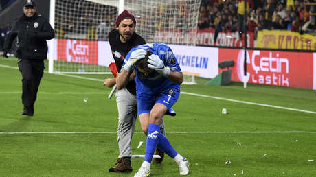 VIDEO: Un hincha de fútbol turco ataca al portero rival con un banderín de córner