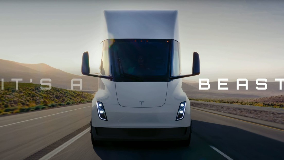 Tesla presents the expected Semi truck, "an elephant moving like a cheetah"