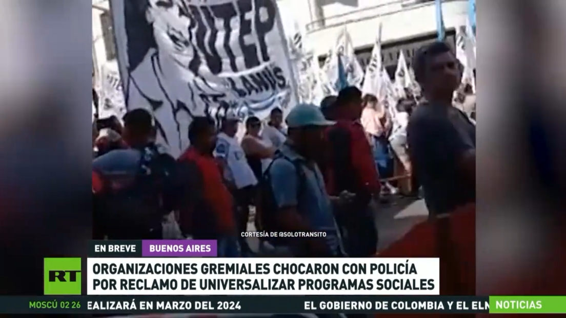 Gremios argentinos chocan con la Policía al reclamar la universalización de programas sociales