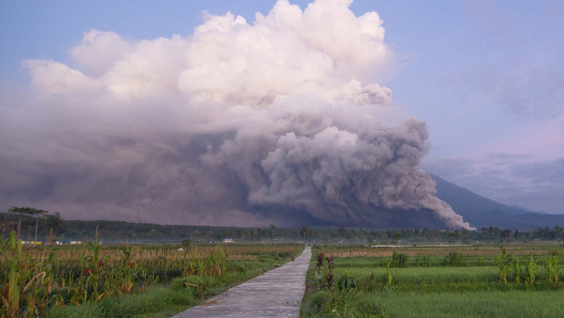 VIDEO: El volcán Semeru entra en erupción en la isla indonesia de Java