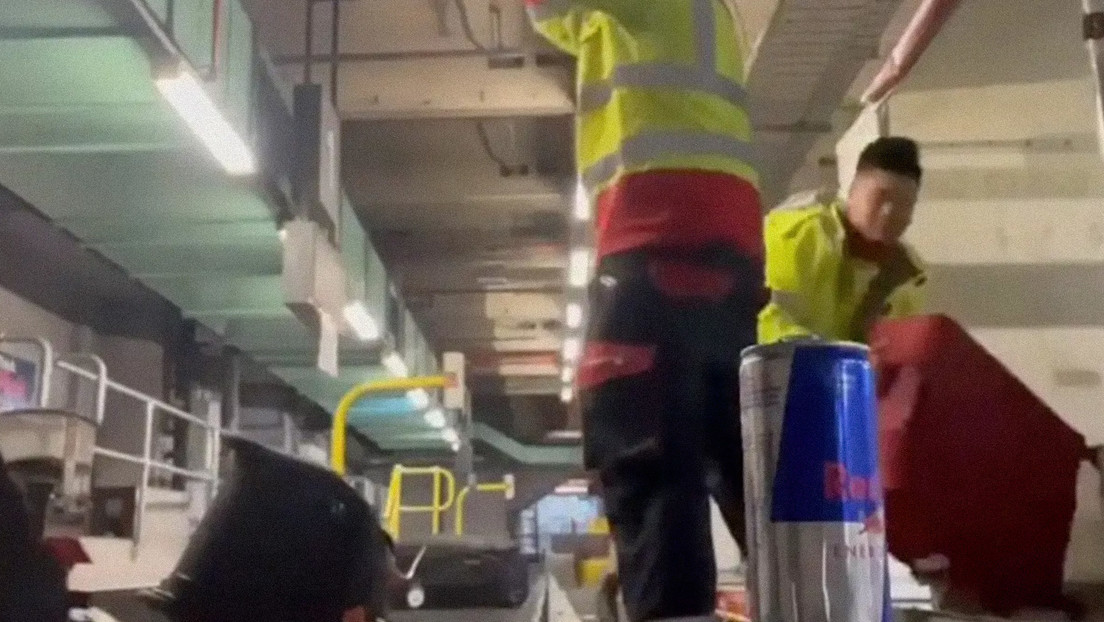 VIDEO: Captan a manipuladores de equipaje golpeando maletas en un aeropuerto de Australia