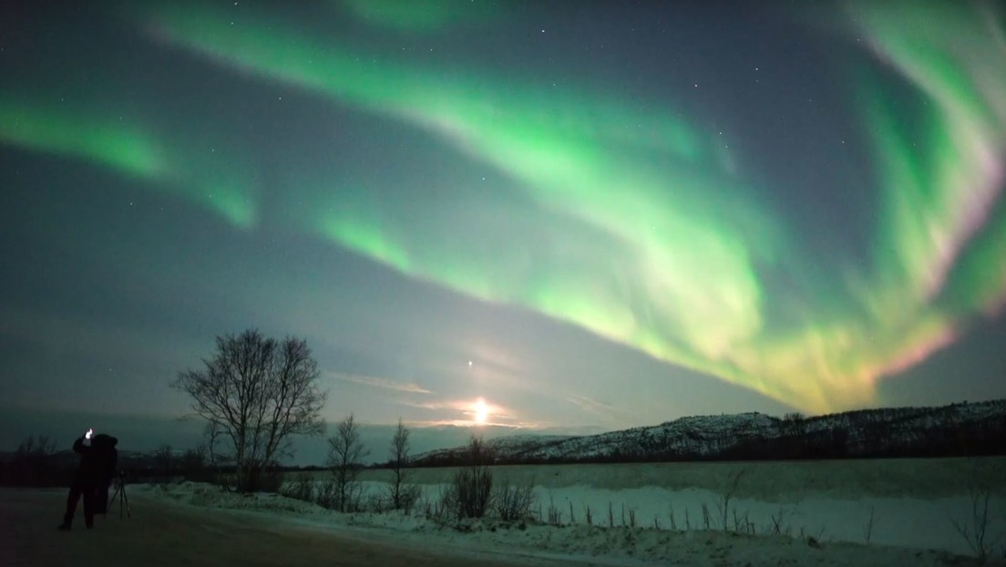 VIDEO: Hipnotizante aurora boreal ilumina los cielos del Ártico ruso