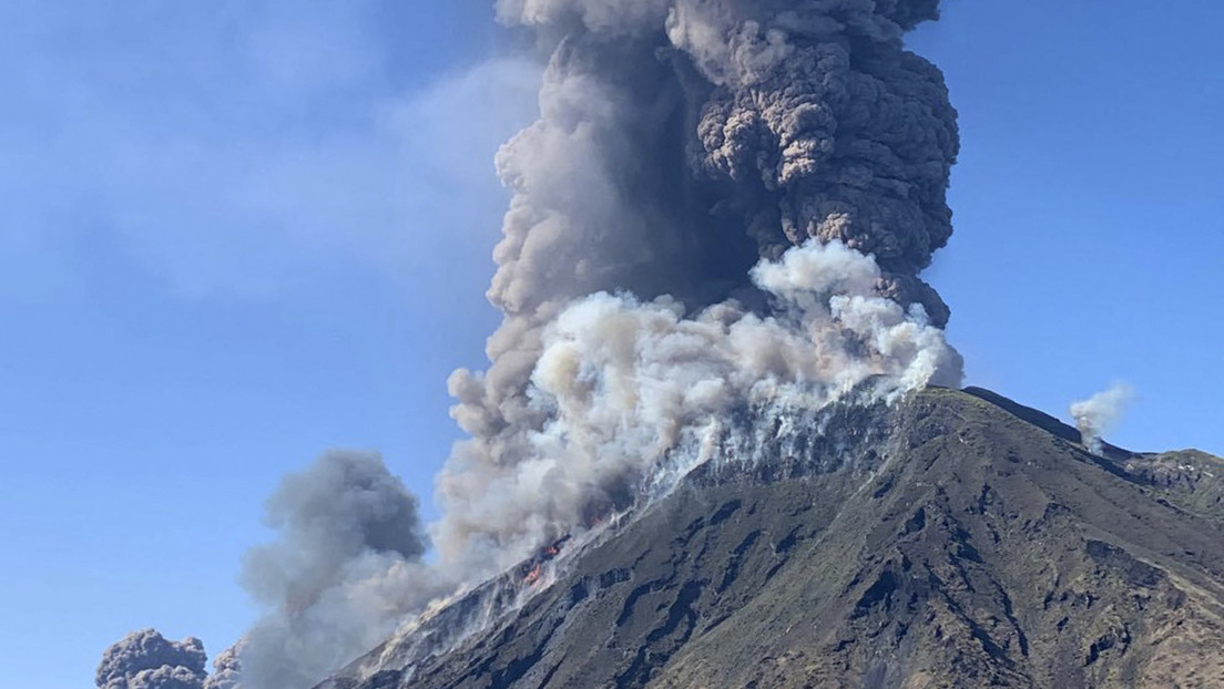 Entra en erupción el volcán Estrómboli en Italia (VIDEOS)