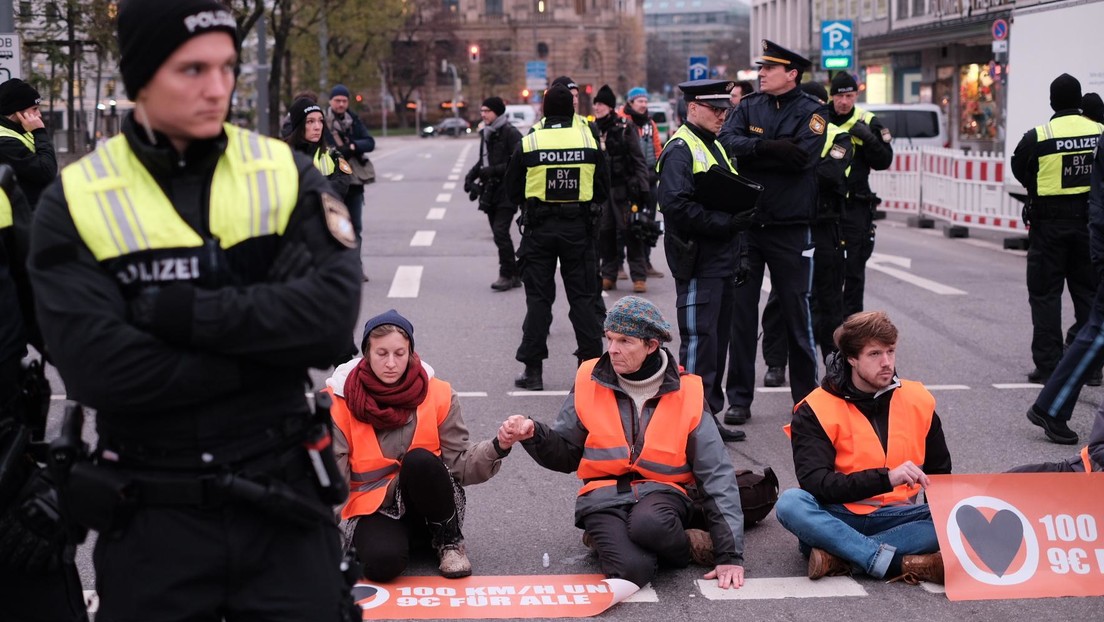 FOTOS, VIDEO: Ecoactivistas se pegan a las calles de Múnich y Berlín
