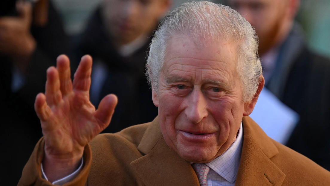 VIDEO: Lanzan huevos a Carlos III por segunda vez en menos de un mes