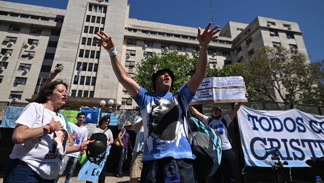 Militantes peronistas aguardan el fallo por el juicio a Cristina Kirchner frente al tribunal