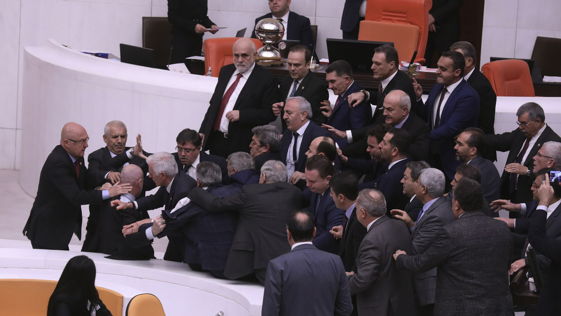 VIDEO: Una pelea masiva en el Parlamento turco acaba con un diputado hospitalizado